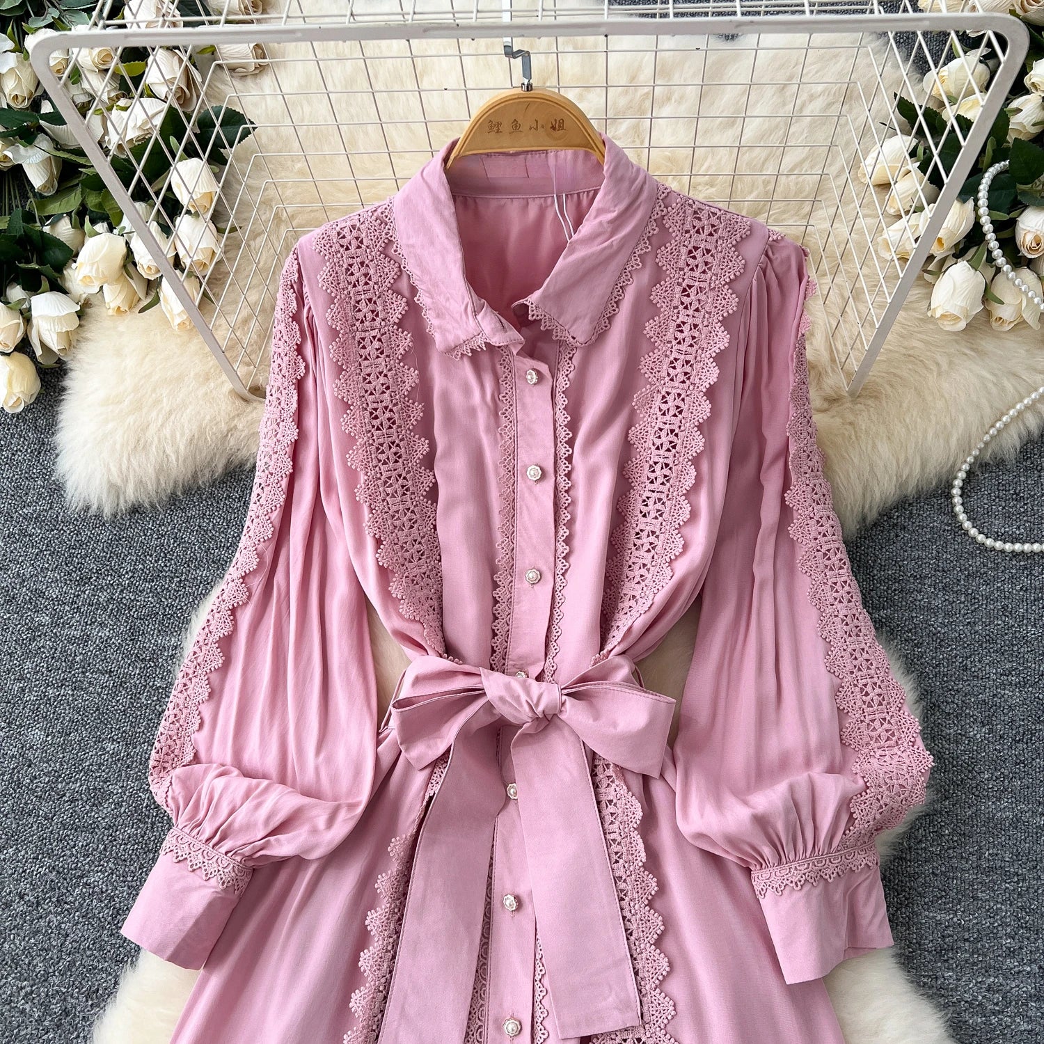 Vestido Longo com Renda e Botões Frontais – Modelagem A-line e Cintura Ajustável