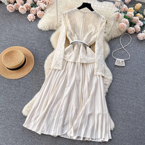 Vestido Renda Elegante – Gola Quadrada, Botões Decorativos e Cintura Franzida