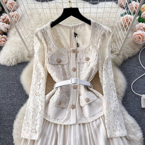 Vestido Renda Elegante – Gola Quadrada, Botões Decorativos e Cintura Franzida