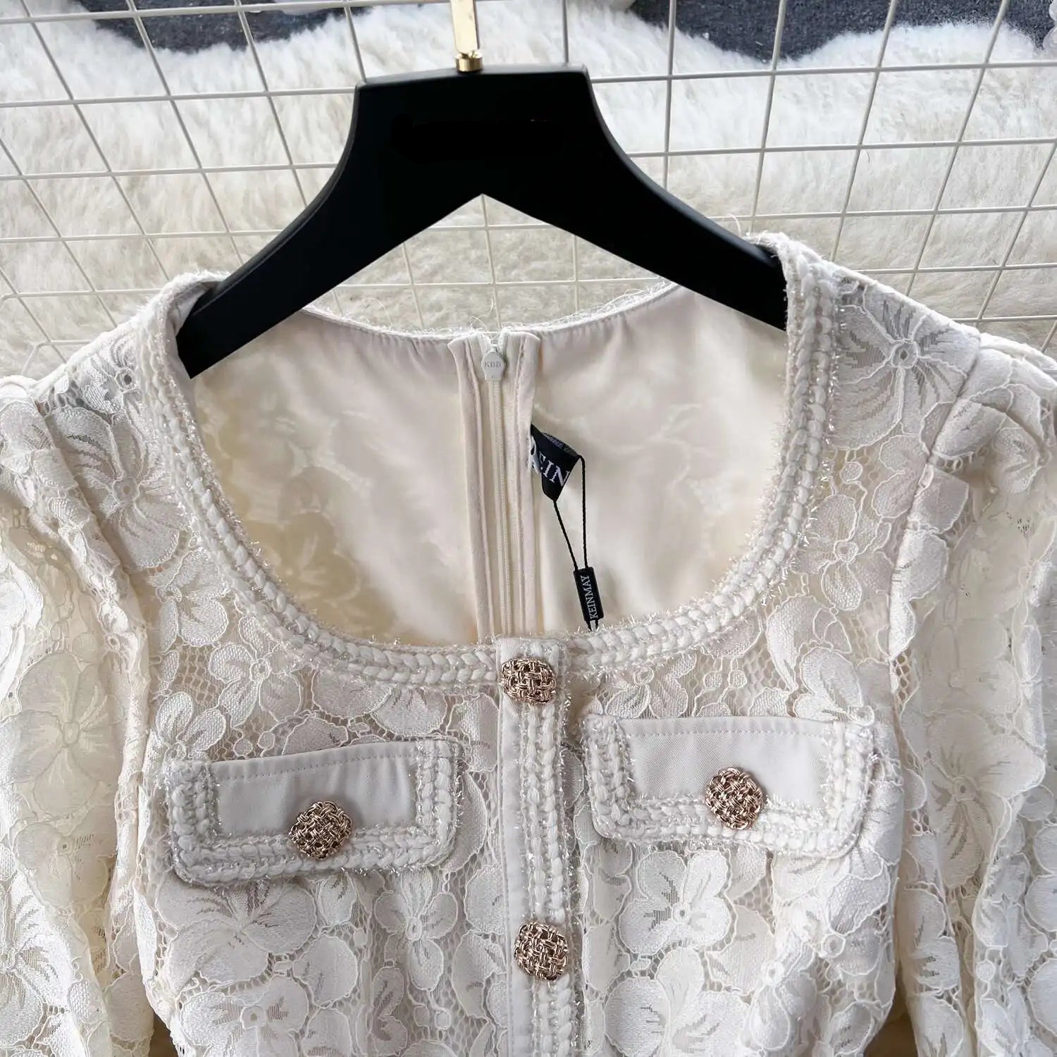 Vestido Renda Elegante – Gola Quadrada, Botões Decorativos e Cintura Franzida