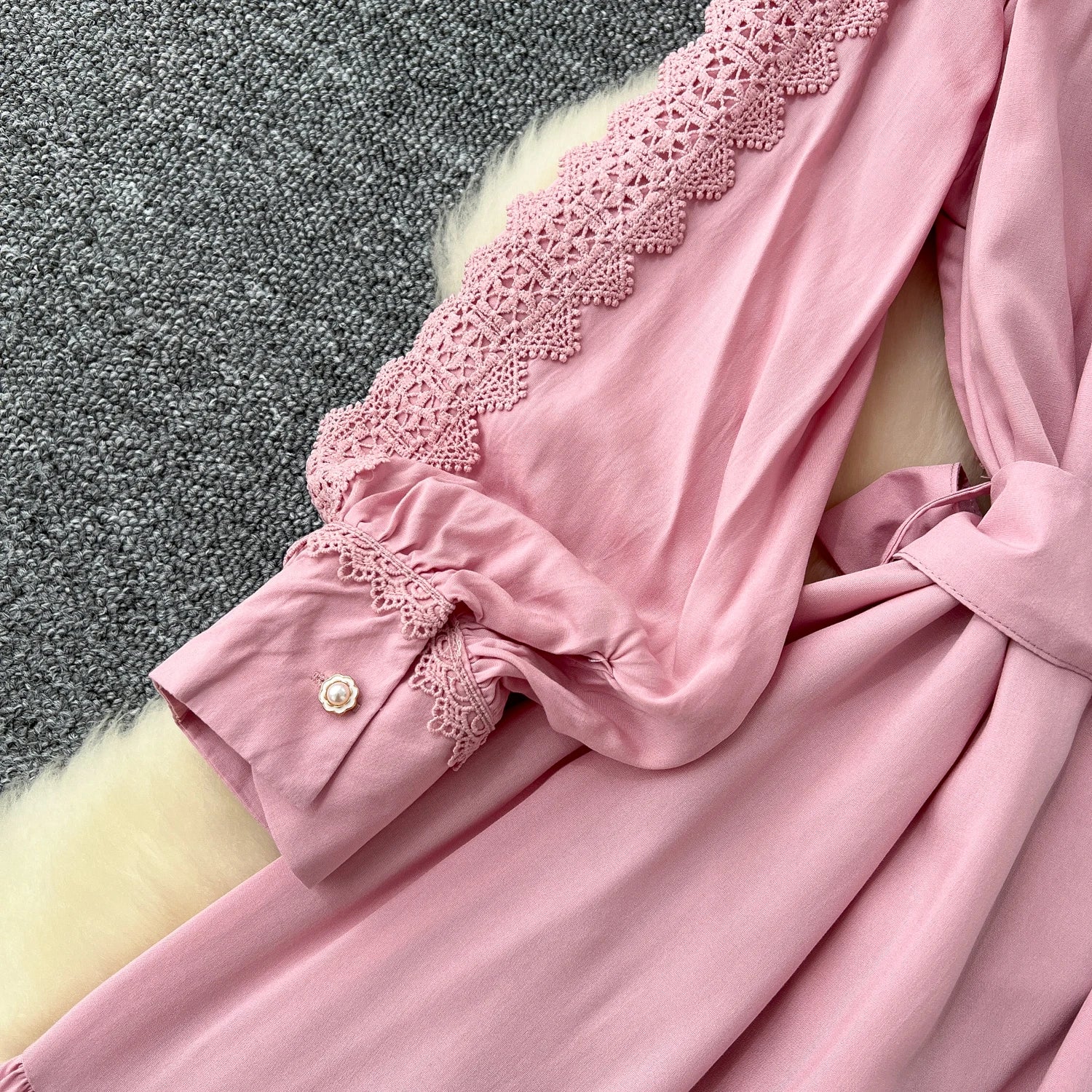 Vestido Longo com Renda e Botões Frontais – Modelagem A-line e Cintura Ajustável