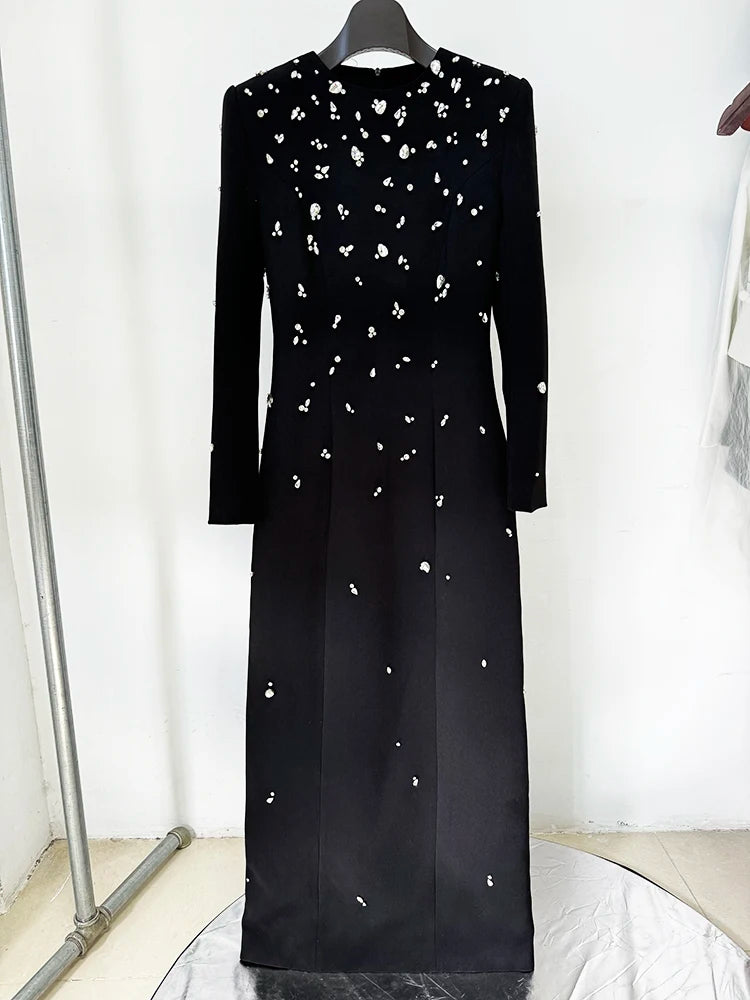 Vestido Longo com Bordado à Mão em Pedrarias – Sofisticação Máxima para Ocasiões Especiais