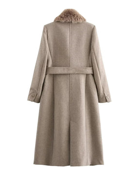 Sobretudo Feminino com Cinto e Gola de Pelo – Outono/Inverno