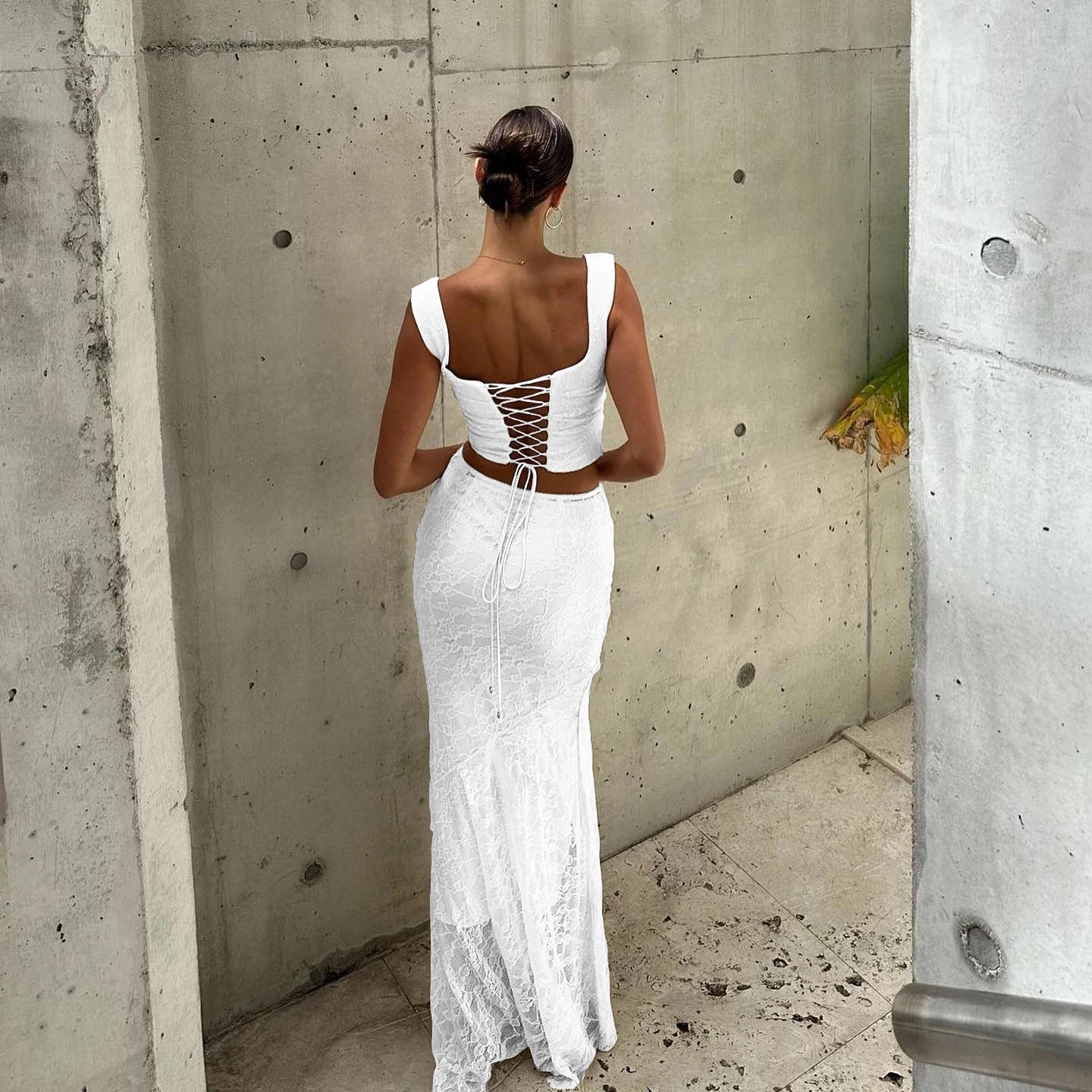 Conjunto Longo Elegante com Sobreposição em Renda Delicada