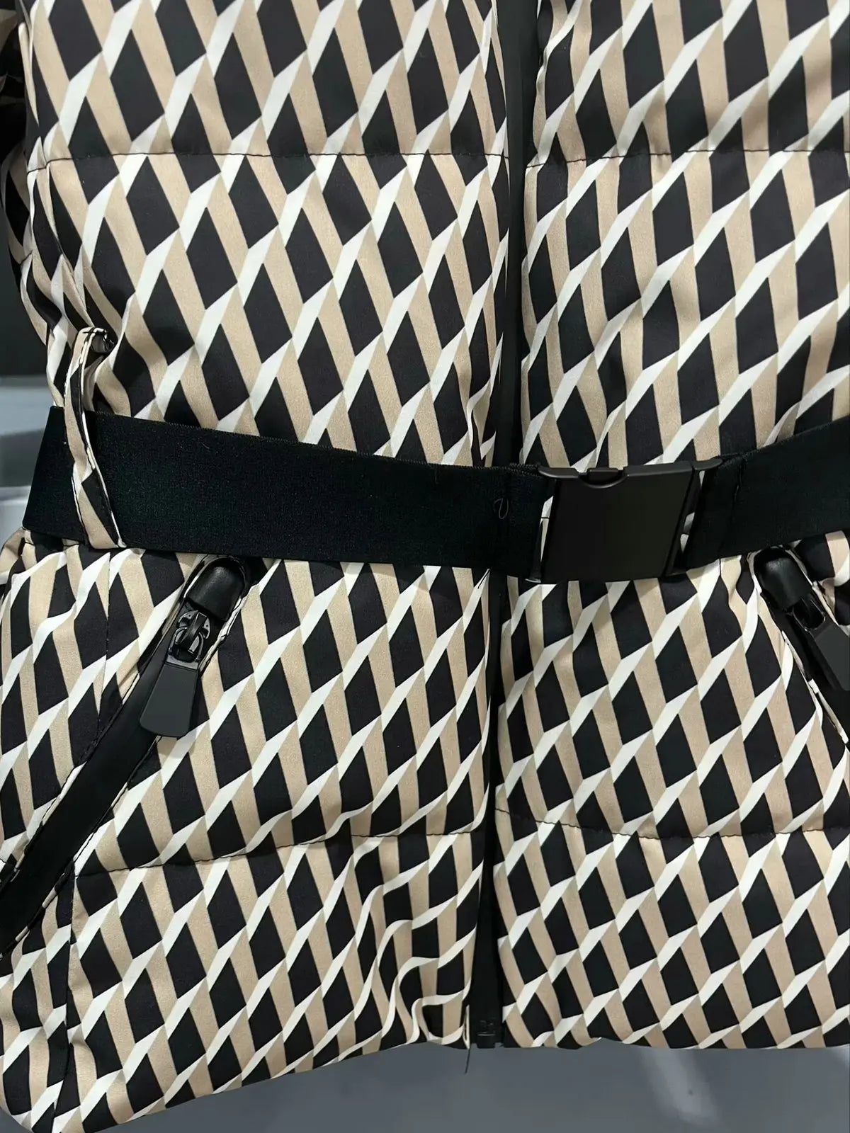 Parka Feminina com Cinto e Gola Alta – Luxo e Conforto para o Inverno