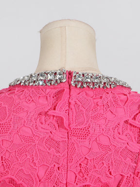 Vestido com Renda e Pedrarias – Design Elegante e Silhueta Refinada