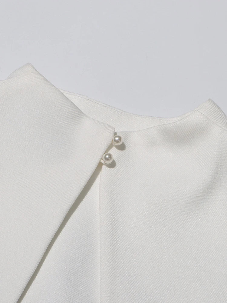 Vestido Longo Bicolor com Decote Reto – Cintura Alta e Saia Plissada em Silhueta Escultural