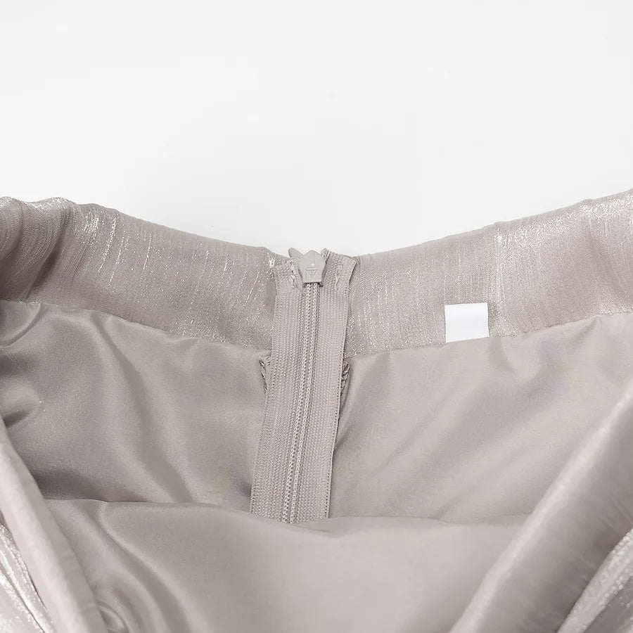 Conjunto Blusa e Saia Plissada - Brilho Sutil e Silhueta Moderna