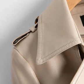 Trench Coat Couro de Cabra(Pelica)– Cintura Marcada e Caimento Sofisticado