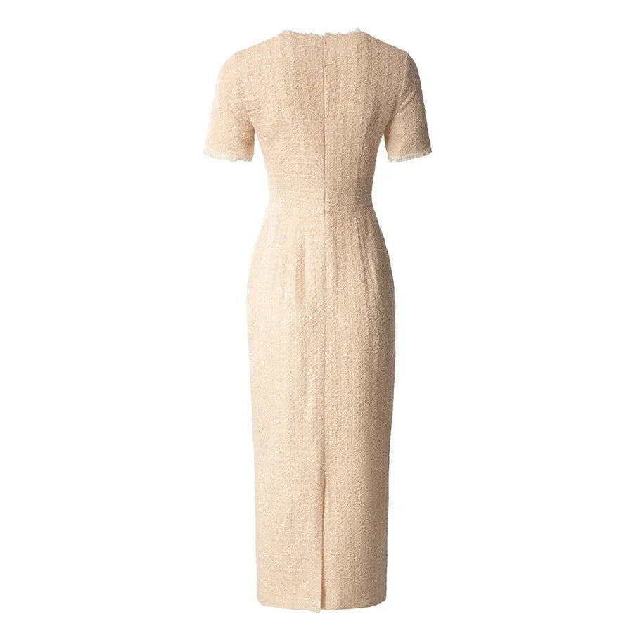 Vestido Preto Elegante com Pedrarias Bordadas à Mão e Cintura Marcada