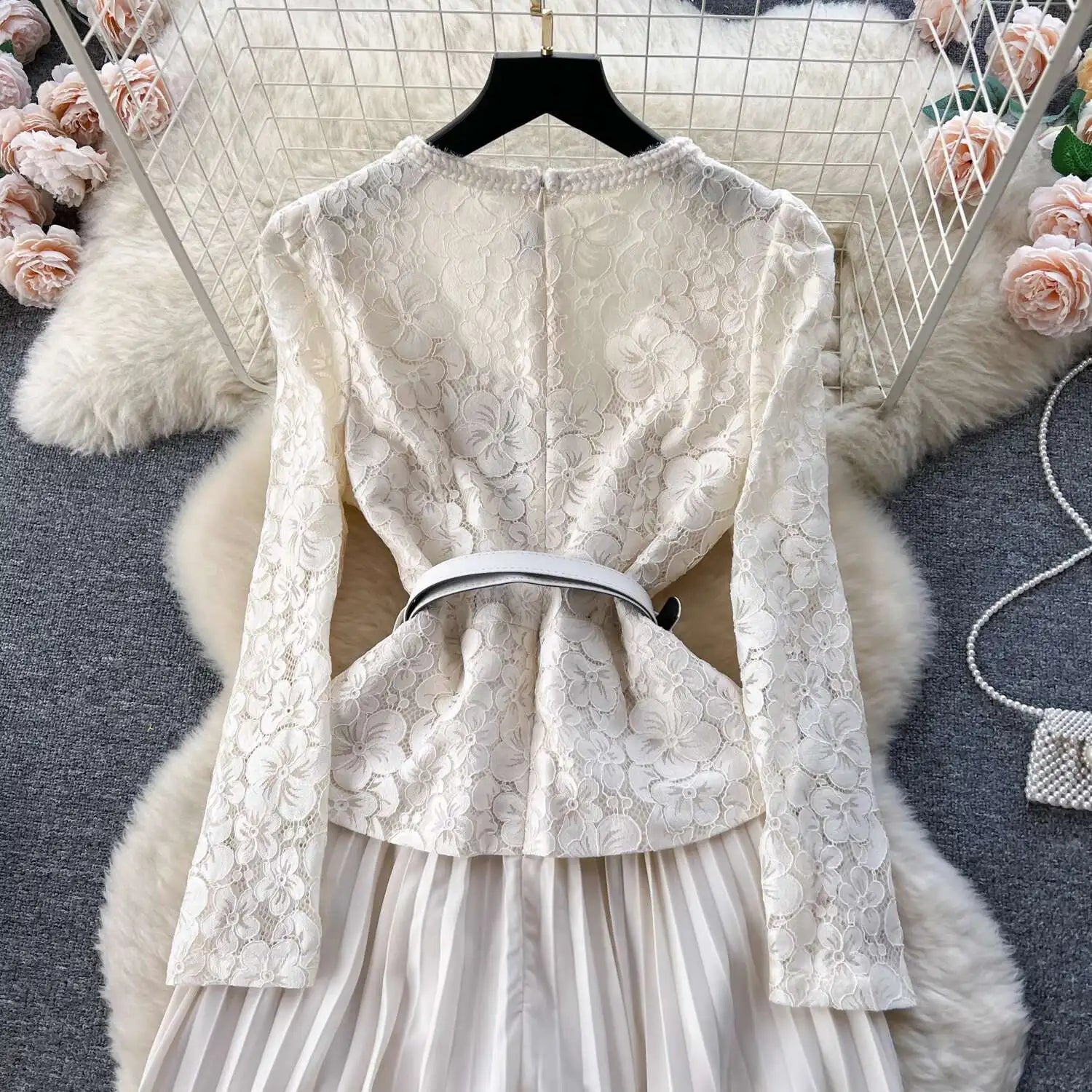 Vestido Renda Elegante – Gola Quadrada, Botões Decorativos e Cintura Franzida