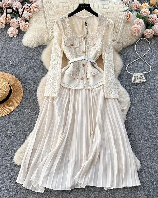 Vestido Renda Elegante – Gola Quadrada, Botões Decorativos e Cintura Franzida