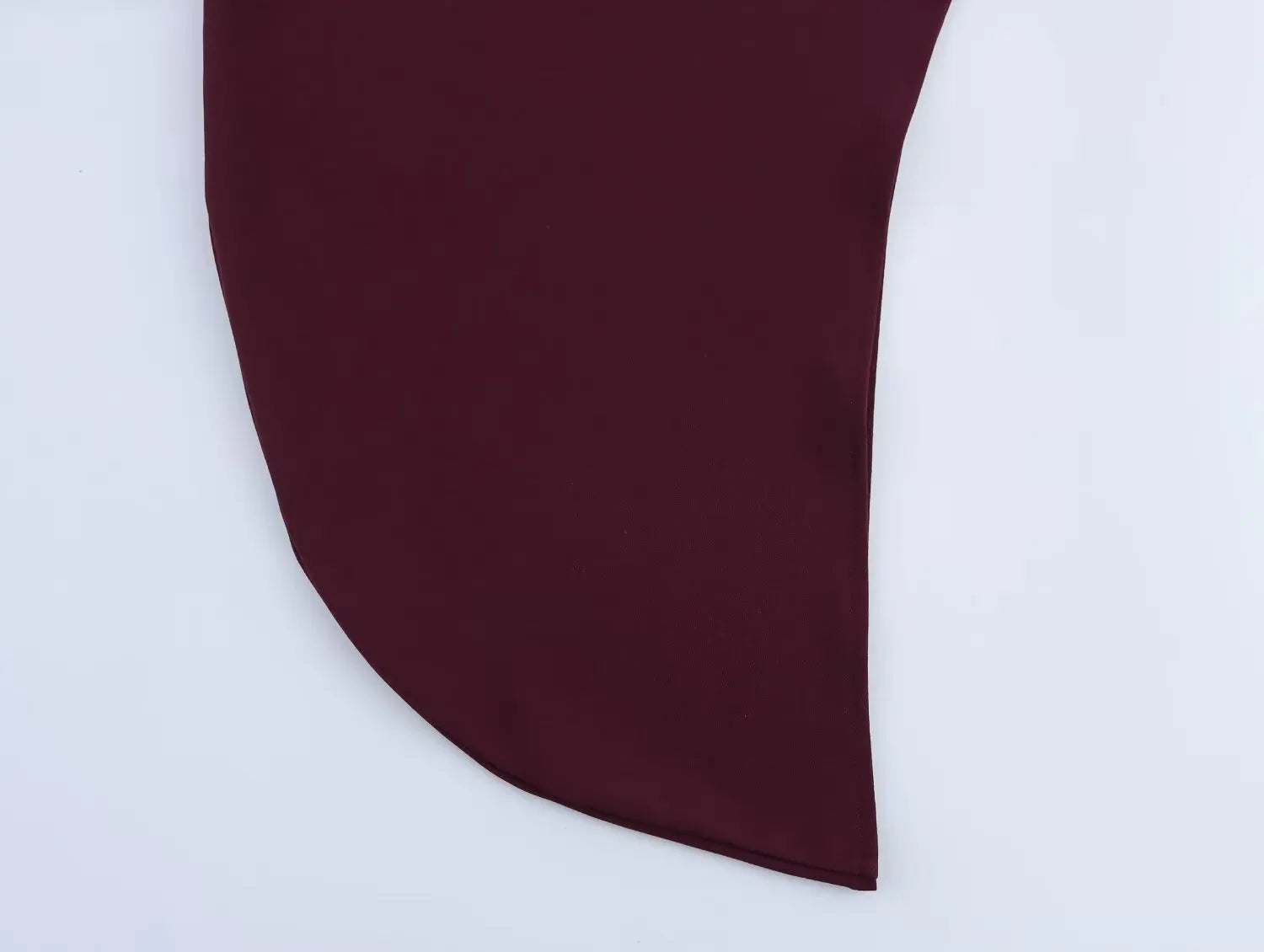 Conjunto Assimétrico Retrô Chic com Top de Amarração e Saia Midi com Fenda – Elegância de Verão em Silhueta Esculpida