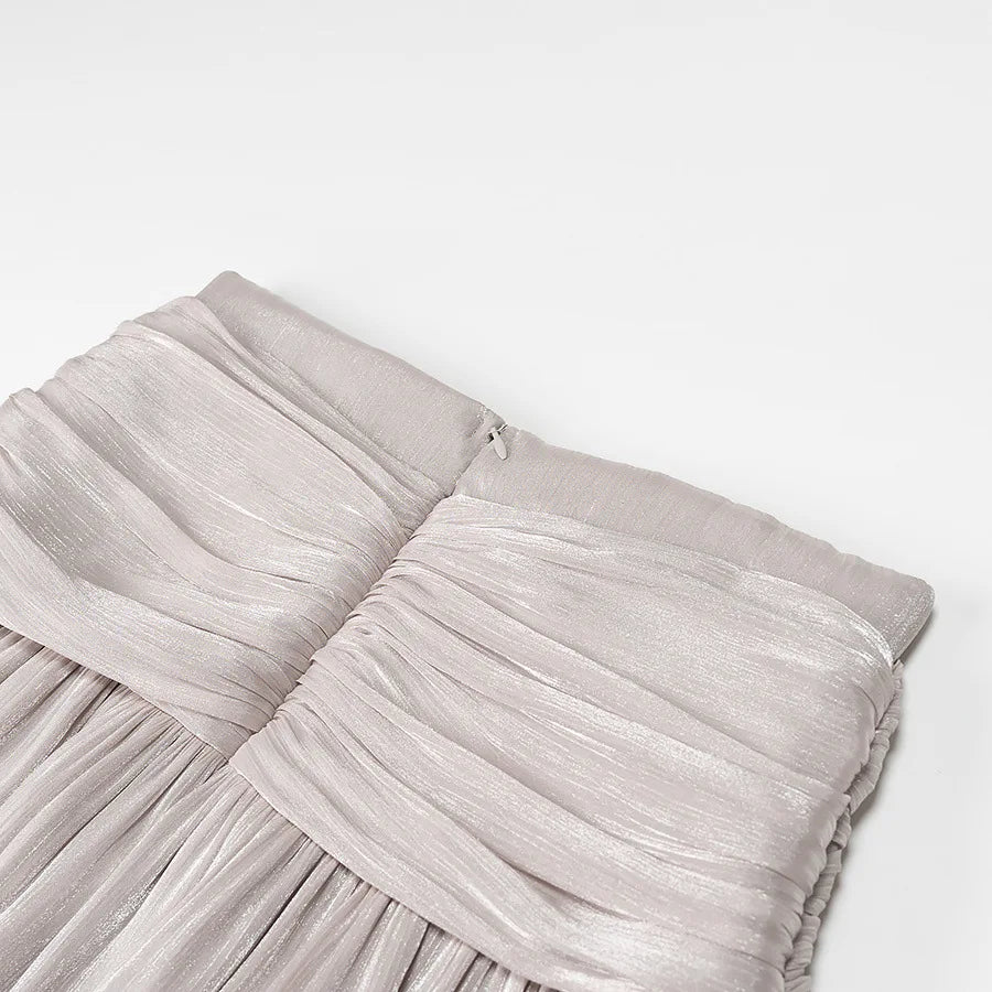 Conjunto Blusa e Saia Plissada - Brilho Sutil e Silhueta Moderna