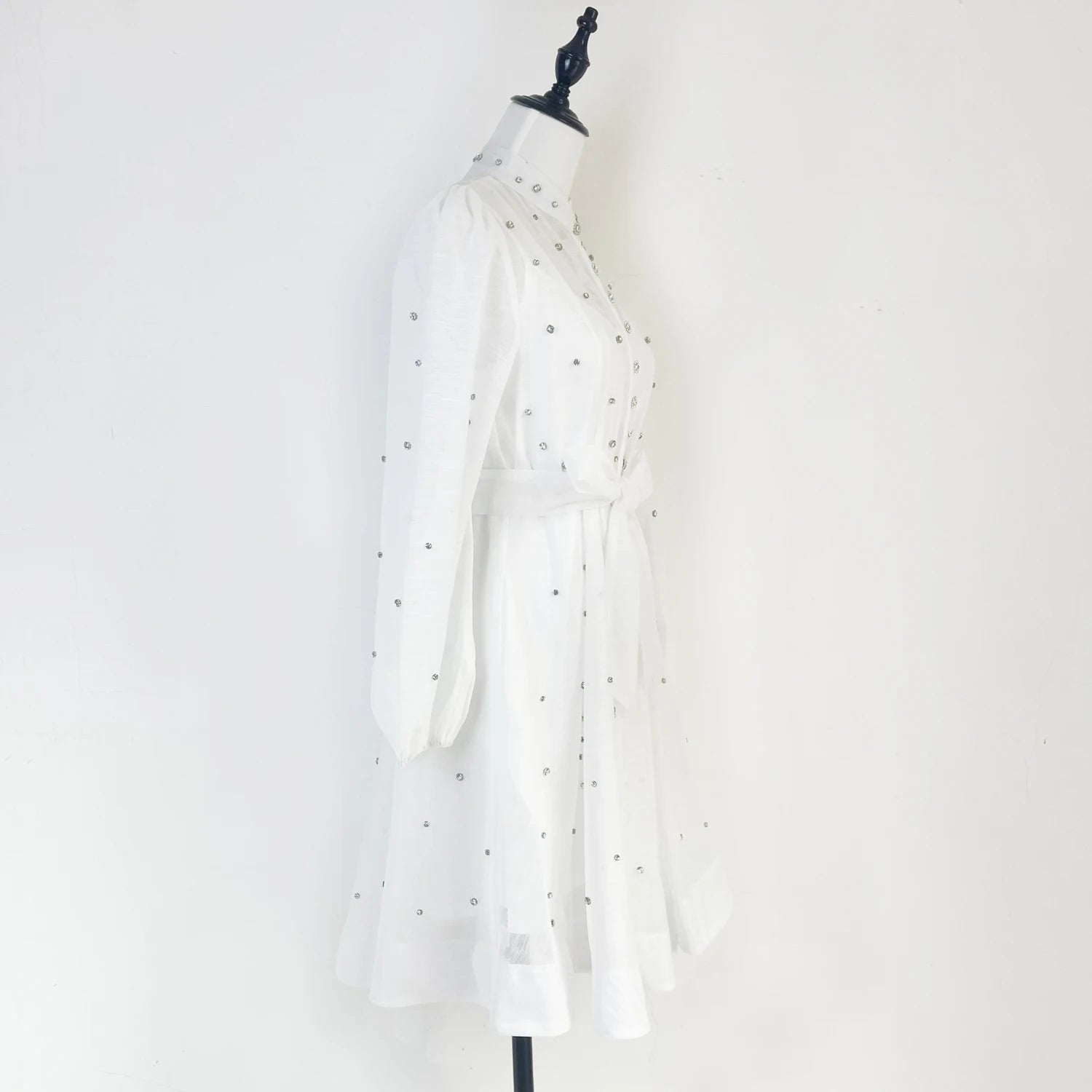 Vestido Lehor – Bordado com Strass, Mangas Lanternas Longas e Botões de Strass