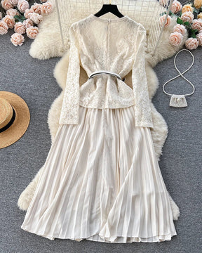 Vestido Renda Elegante – Gola Quadrada, Botões Decorativos e Cintura Franzida