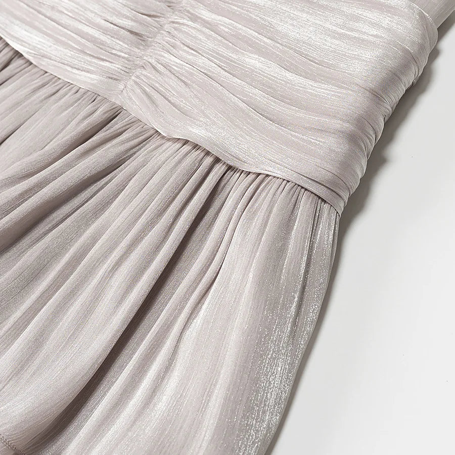 Conjunto Blusa e Saia Plissada - Brilho Sutil e Silhueta Moderna