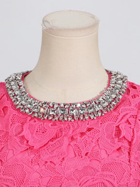 Vestido com Renda e Pedrarias – Design Elegante e Silhueta Refinada