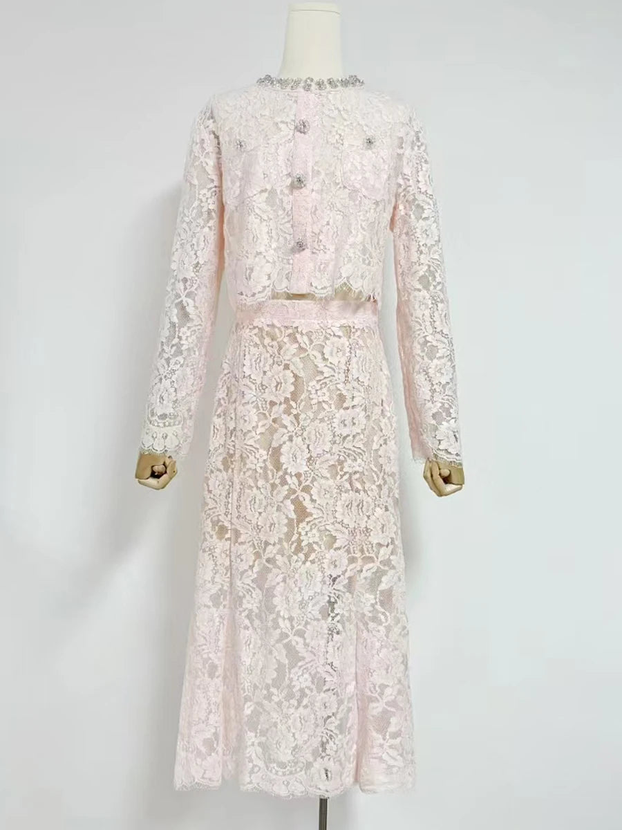 Conjunto Renda com Design Elegante – Blusa Bordada à Mão e Saia em Linha A