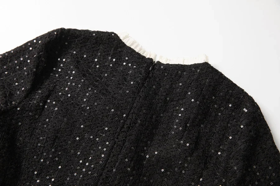 Vestido Preto Elegante com Pedrarias Bordadas à Mão e Cintura Marcada