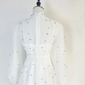 Vestido Lehor – Bordado com Strass, Mangas Lanternas Longas e Botões de Strass