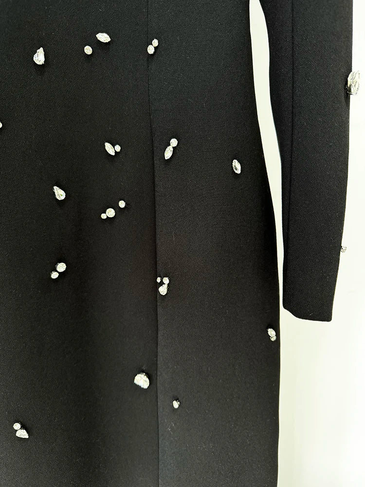 Vestido Longo com Bordado à Mão em Pedrarias – Sofisticação Máxima para Ocasiões Especiais