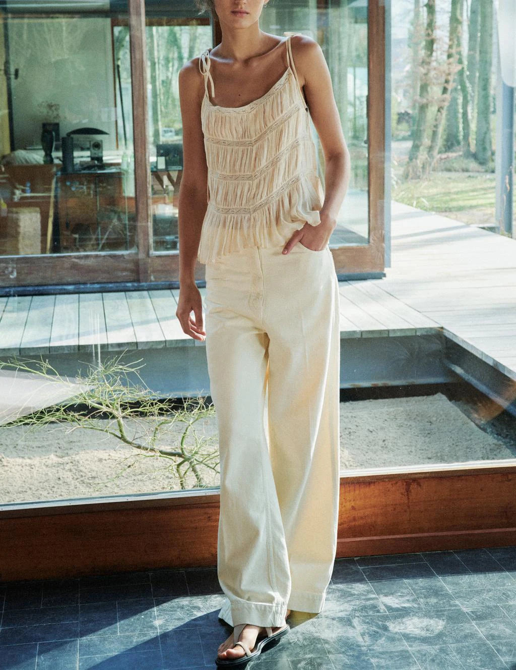 Blusa de Alças Finas com Caimento Reto e Acabamento Delicado – Leve, Moderna e Versátil