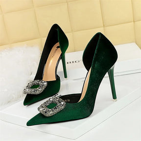 Scarpin Luxo – Salto Super Alto, Bico Fino, Detalhe Lateral Vazado, Fivela com Cristais em Veludo