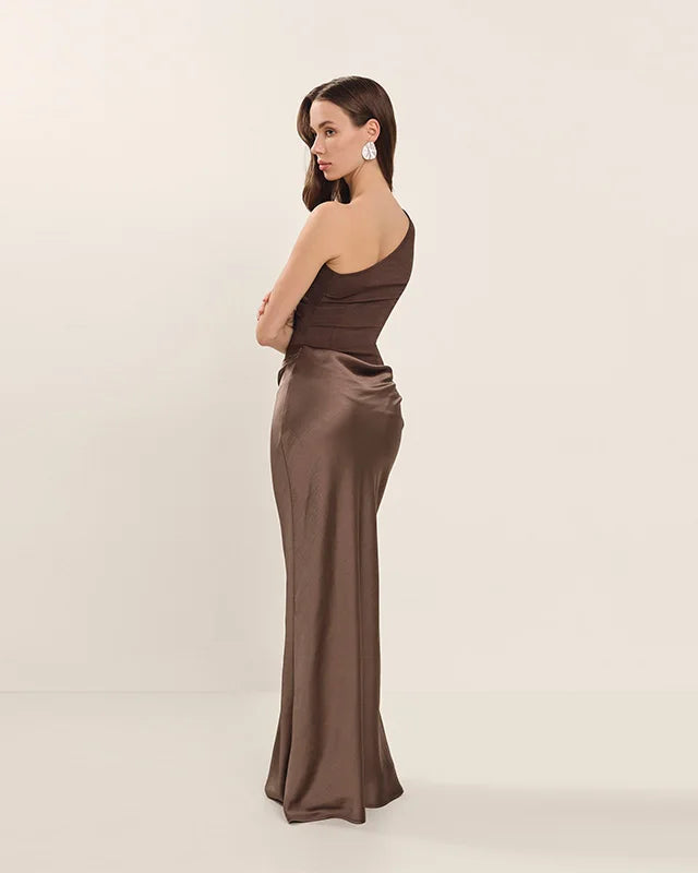 Vestido Longo de Cetim – Ombro Único e Cintura Marcada