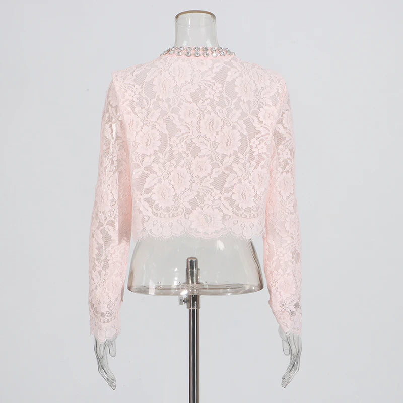 Conjunto Renda com Design Elegante – Blusa Bordada à Mão e Saia em Linha A