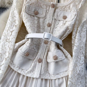 Vestido Renda Elegante – Gola Quadrada, Botões Decorativos e Cintura Franzida