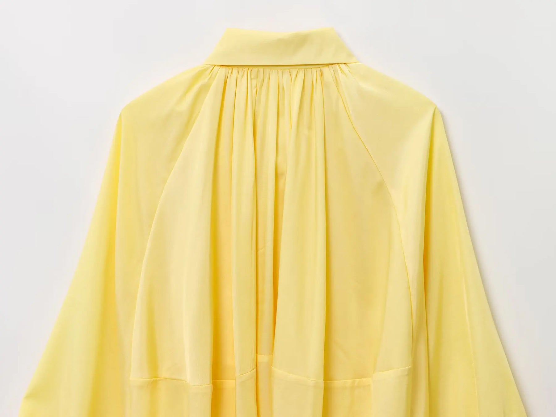 Jaqueta Bomber em Cetim Leve – Zíper Frontal e Detalhe Plissado, Casual e Elegante