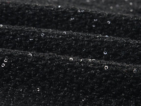 Vestido Tweed com Pérolas e Botões de Cristal – Silhueta Slim e Elegância Atemporal