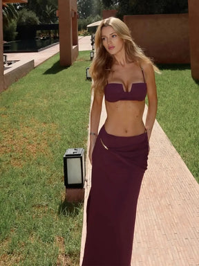 Conjunto Preto Elegante com Top de Alças Finas e Saia Longa Fluida – Três Peças para Praia e Viagem