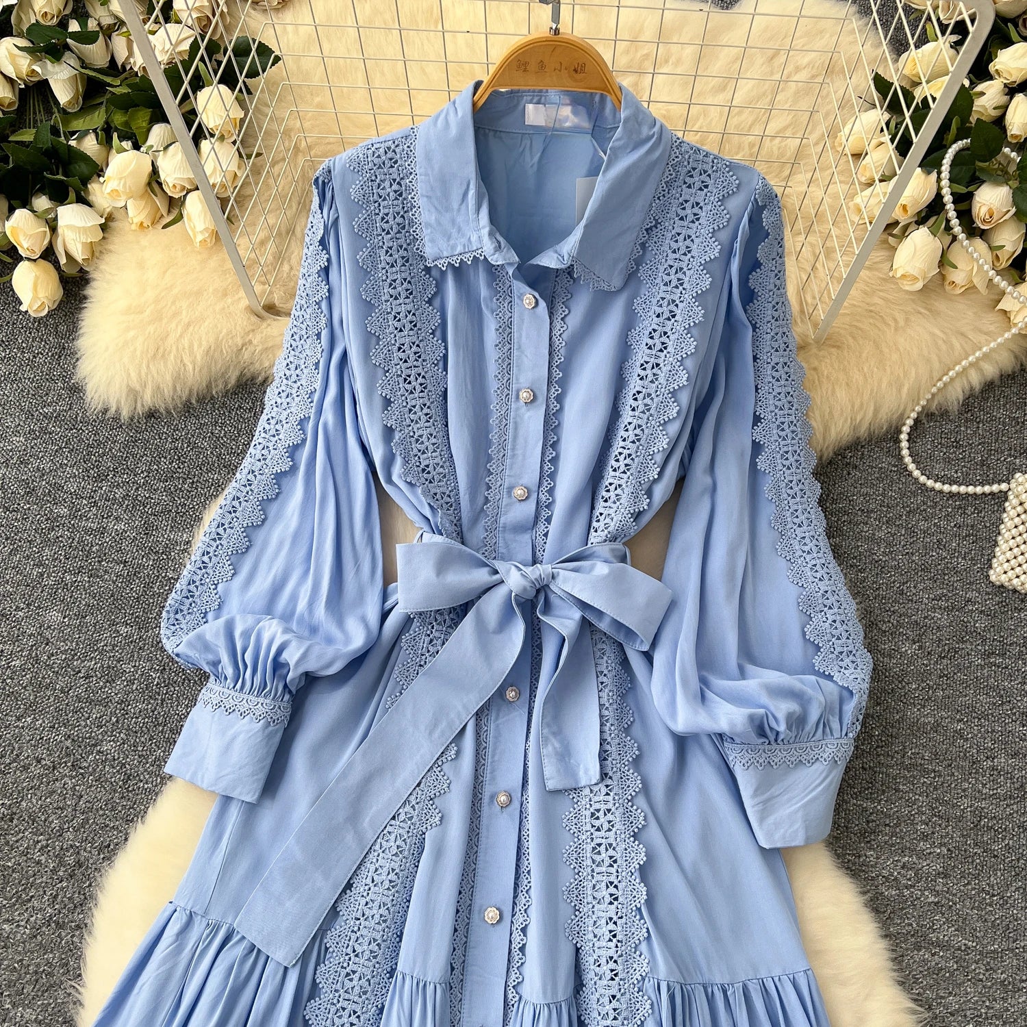 Vestido Longo com Renda e Botões Frontais – Modelagem A-line e Cintura Ajustável