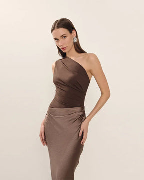 Vestido Longo de Cetim – Ombro Único e Cintura Marcada