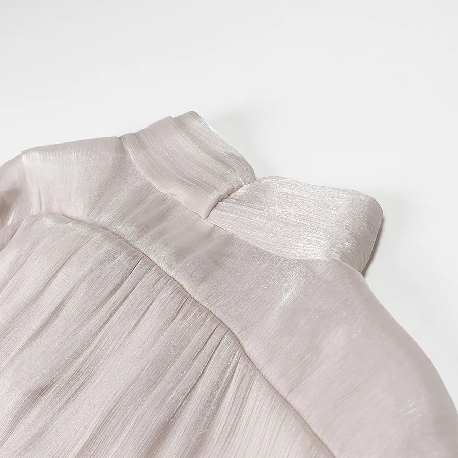 Conjunto Blusa e Saia Plissada - Brilho Sutil e Silhueta Moderna