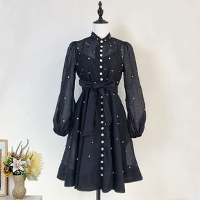 Vestido Lehor – Bordado com Strass, Mangas Lanternas Longas e Botões de Strass