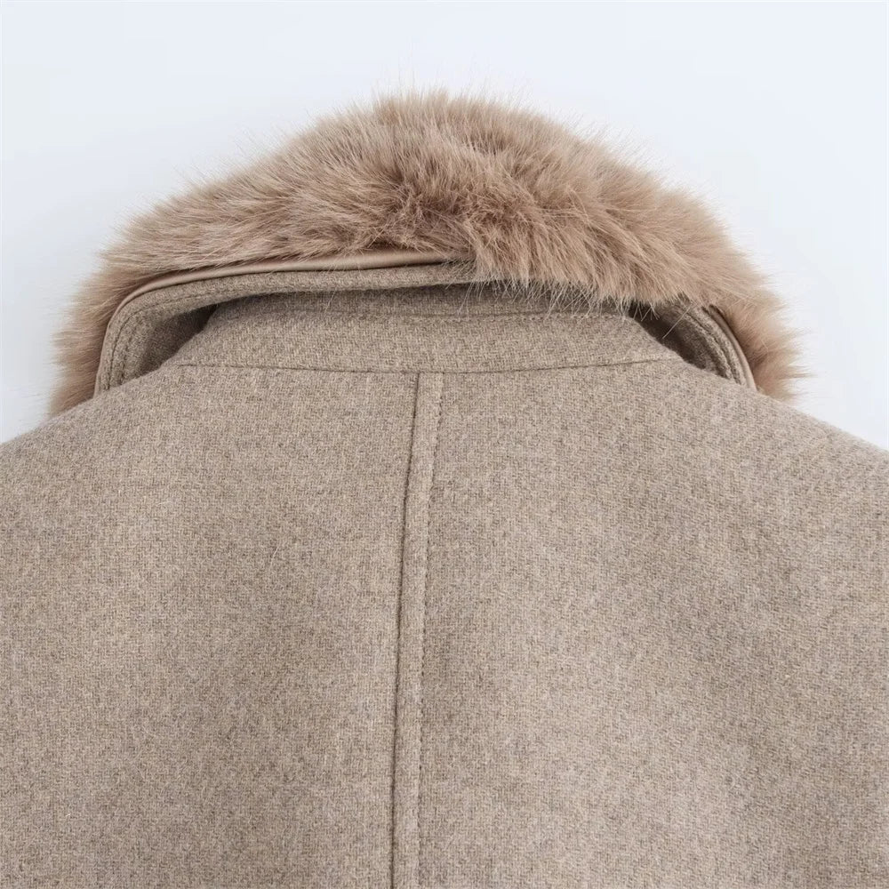 Sobretudo Feminino com Cinto e Gola de Pelo – Outono/Inverno