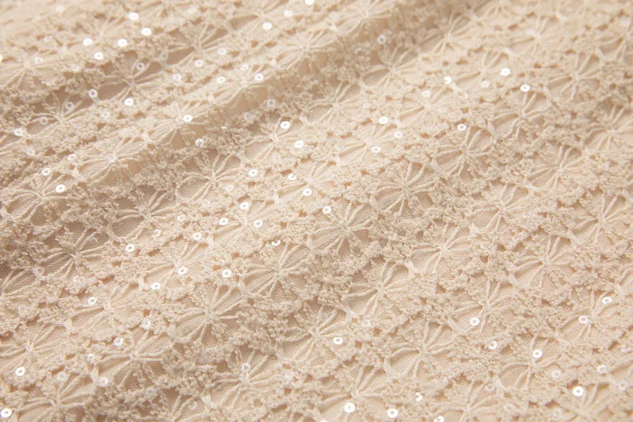 Vestido Preto Elegante com Pedrarias Bordadas à Mão e Cintura Marcada