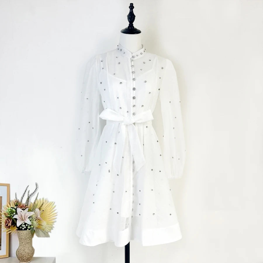 Vestido Lehor – Bordado com Strass, Mangas Lanternas Longas e Botões de Strass