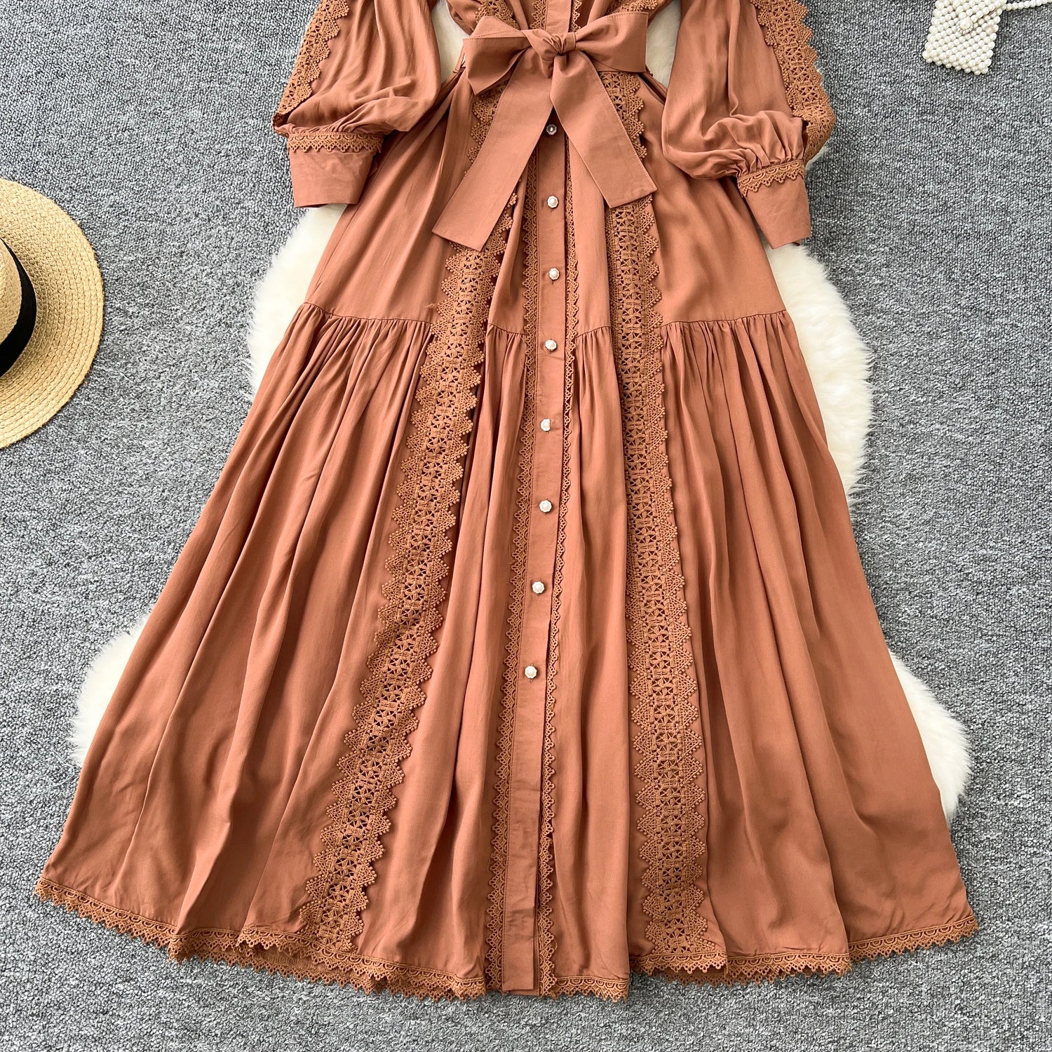 Vestido Longo com Renda e Botões Frontais – Modelagem A-line e Cintura Ajustável