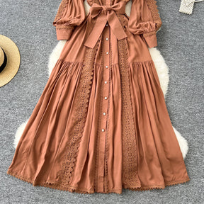 Vestido Longo com Renda e Botões Frontais – Modelagem A-line e Cintura Ajustável