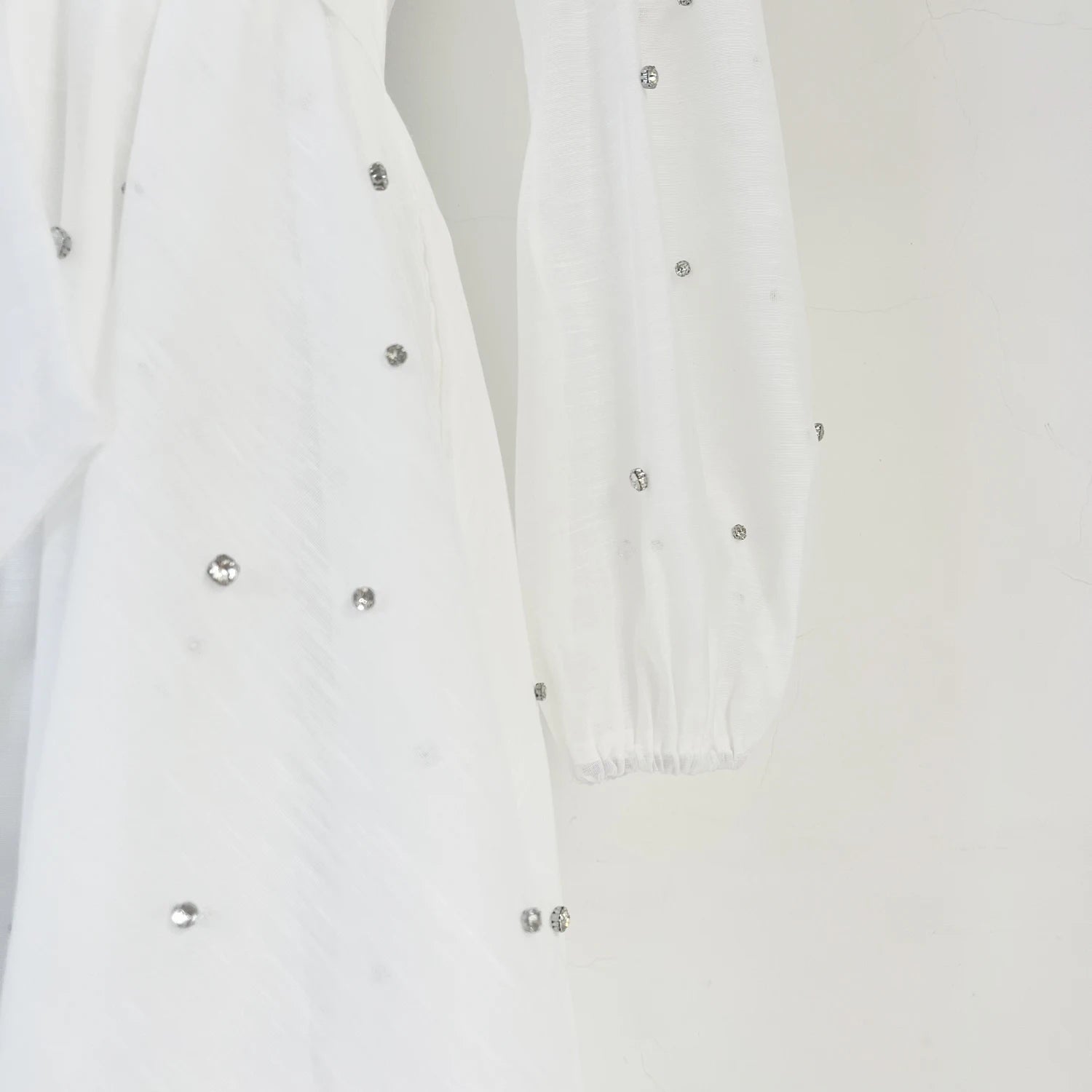 Vestido Lehor – Bordado com Strass, Mangas Lanternas Longas e Botões de Strass