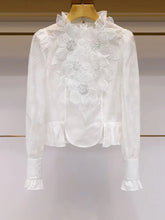 Camisa Branca com Gola Alta e Aplicações de Pérolas – Sofisticação e Charme
