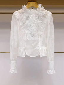 Camisa Branca com Gola Alta e Aplicações de Pérolas – Sofisticação e Charme