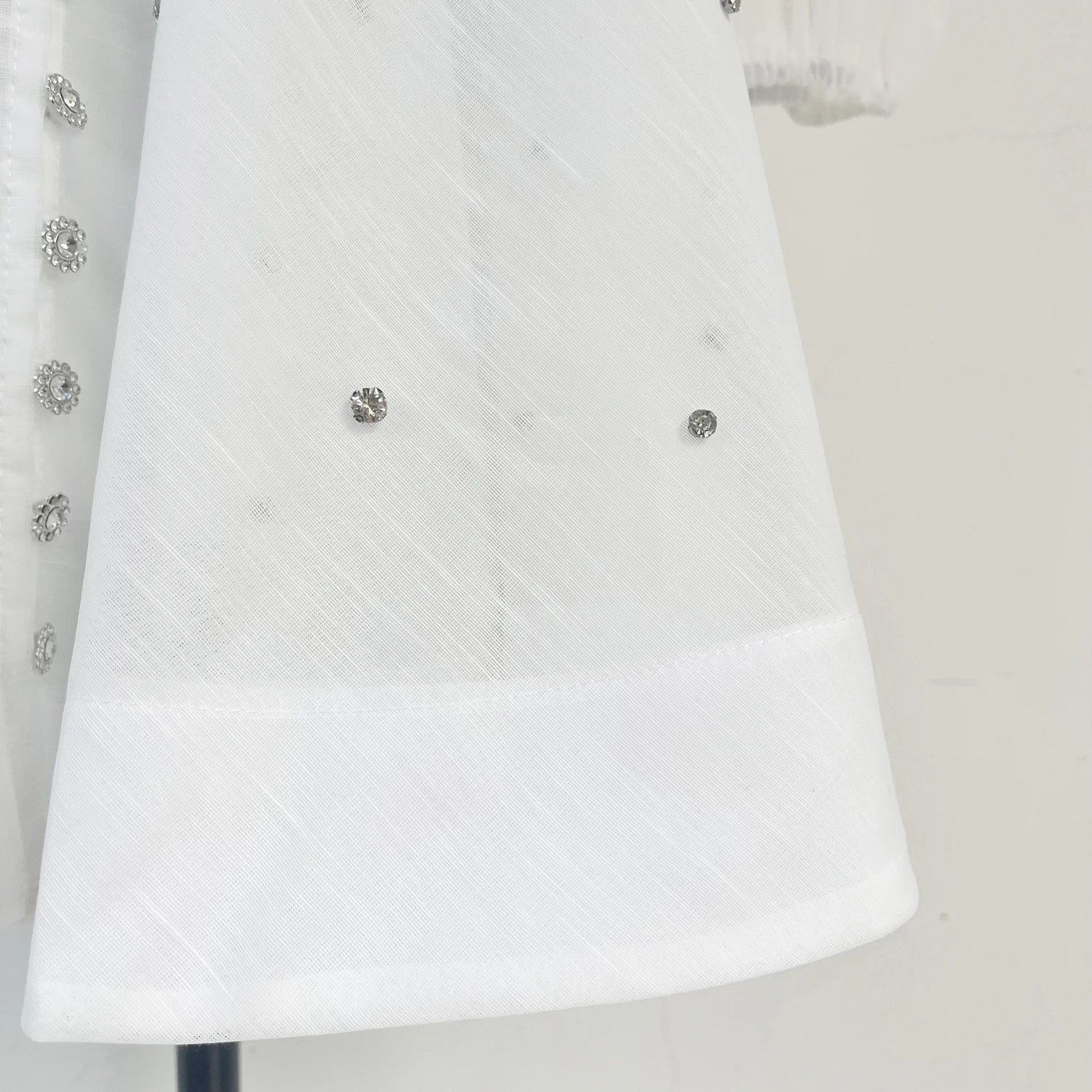 Vestido Lehor – Bordado com Strass, Mangas Lanternas Longas e Botões de Strass