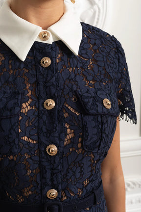 Vestido de Renda Luxo – Bordado Elegante, Botões Metalizados, Manga Curta