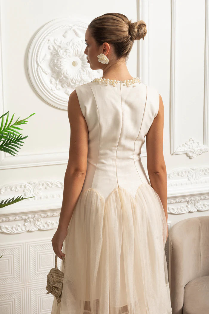 Vestido Midi – Decote Redondo, Sem Mangas, Cintura Alta, Detalhes Bordados