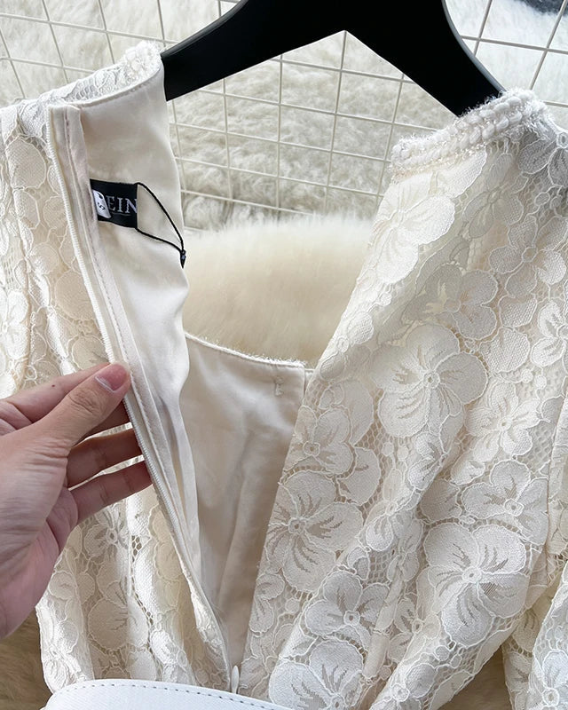 Vestido Renda Elegante – Gola Quadrada, Botões Decorativos e Cintura Franzida